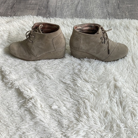 TOMS DESERT WEDGE SHOES TAUPE TAN SUEDE LACE UP - Picture 3 of 8